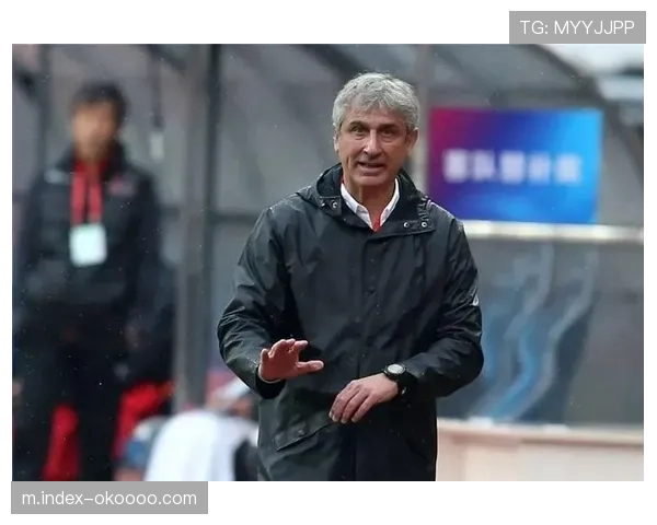 天气因素：雨战影响双方传球准确性，失误增多