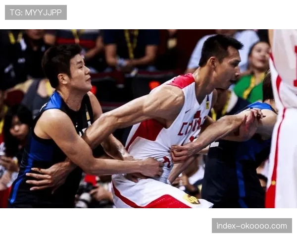 特写：老将易建联现身总决赛G2现场，与昔日队友寒暄